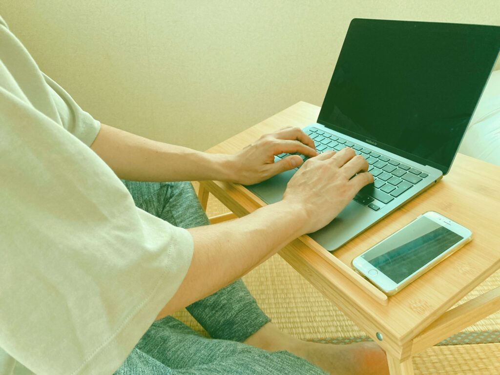 コロナ禍のMacBookライフ快適アイテム！腰痛持ちには特にオススメのIKEAのテーブルとは？ | いろはびより
